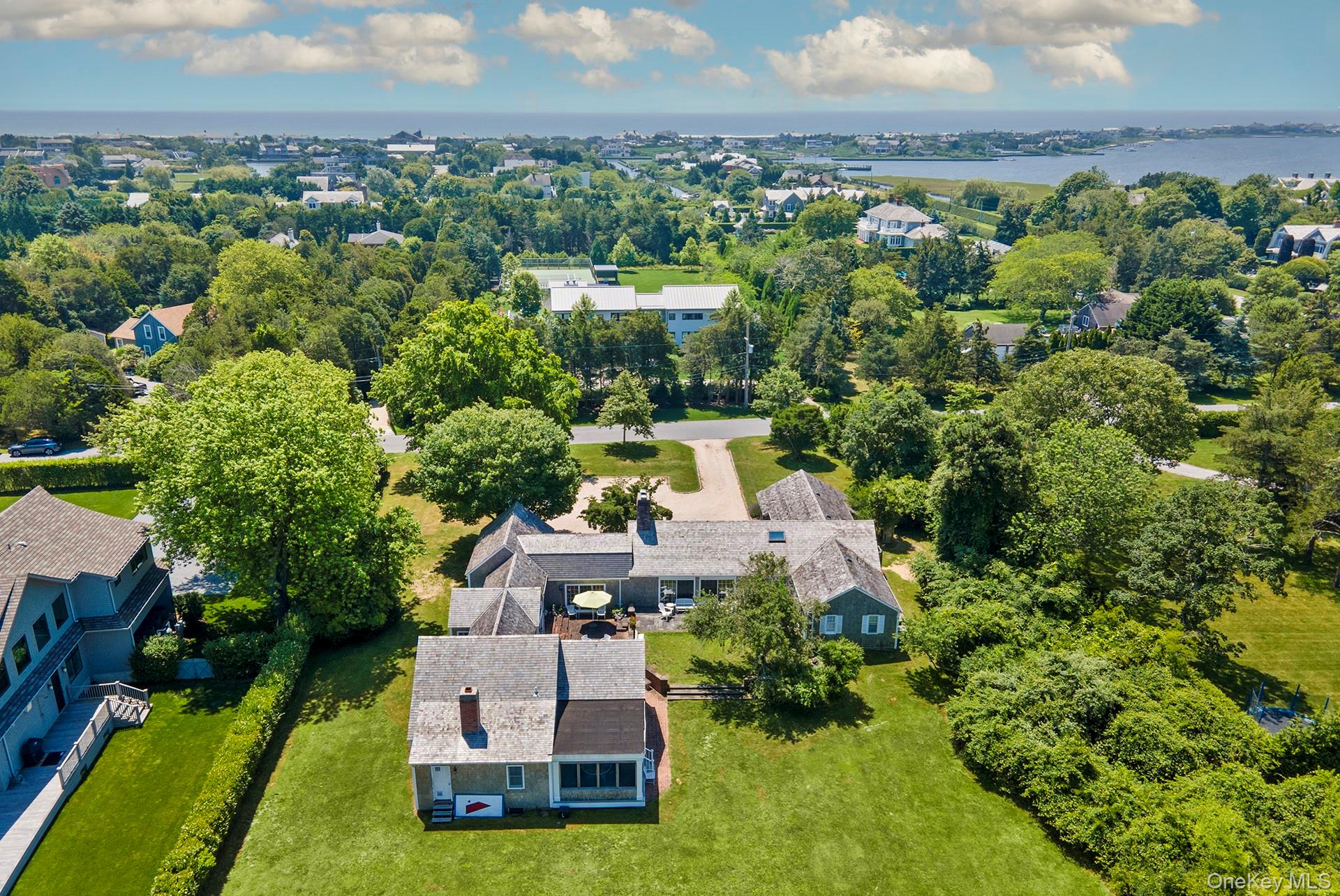 19 Quaquanantuck Ln, Quogue, NY 11959, USA property photo