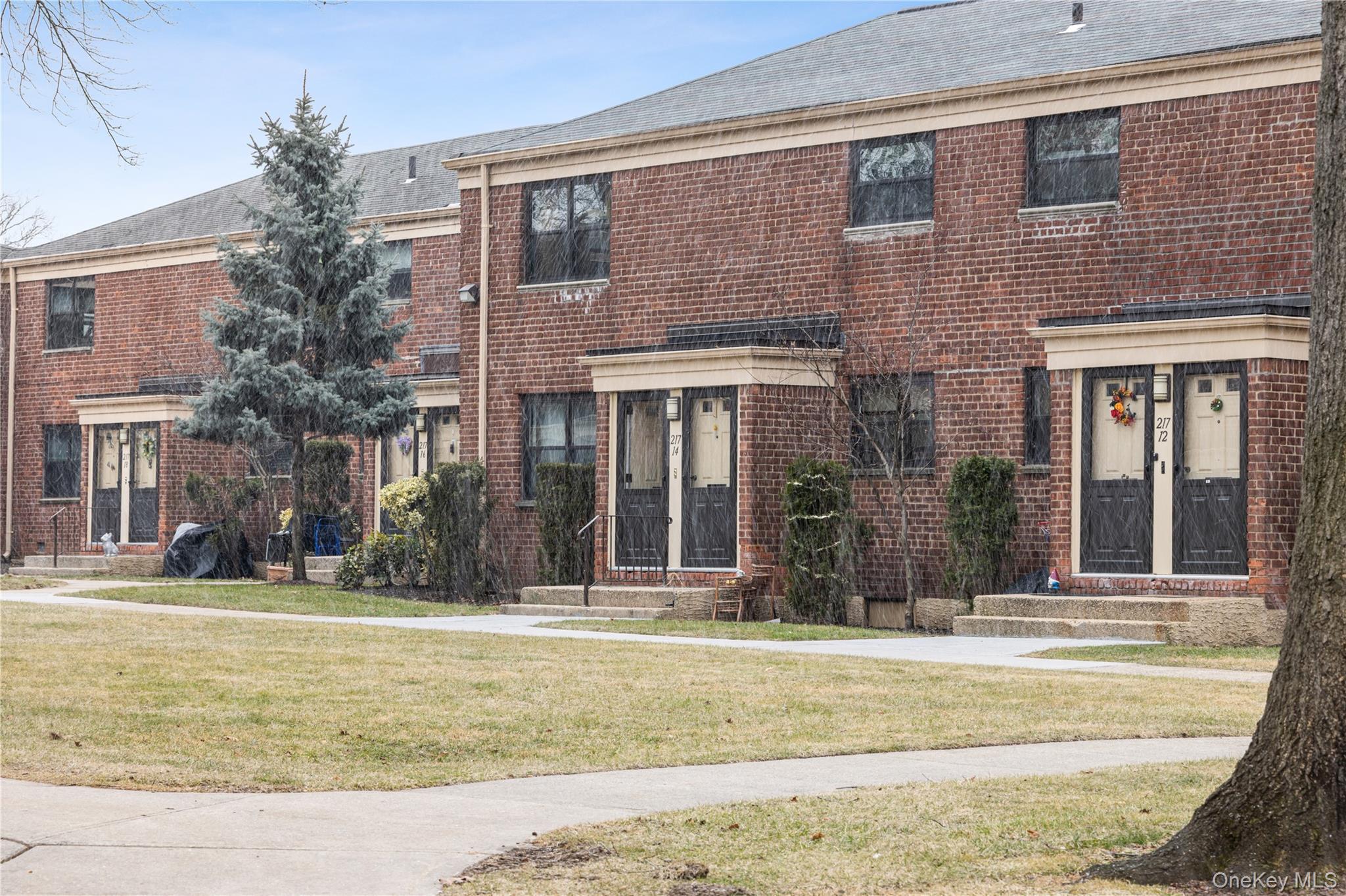 217-14 73rd Ave, Oakland Gardens, NY 11364, USA property photo