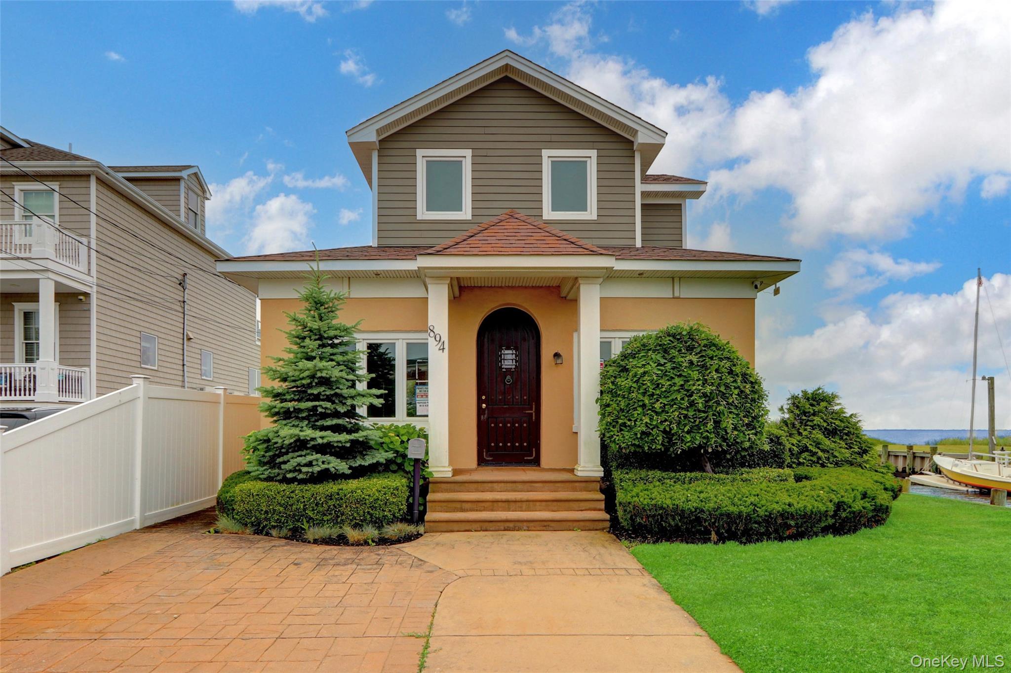 894 Bay 9th St, West Islip, NY 11795, USA property photo