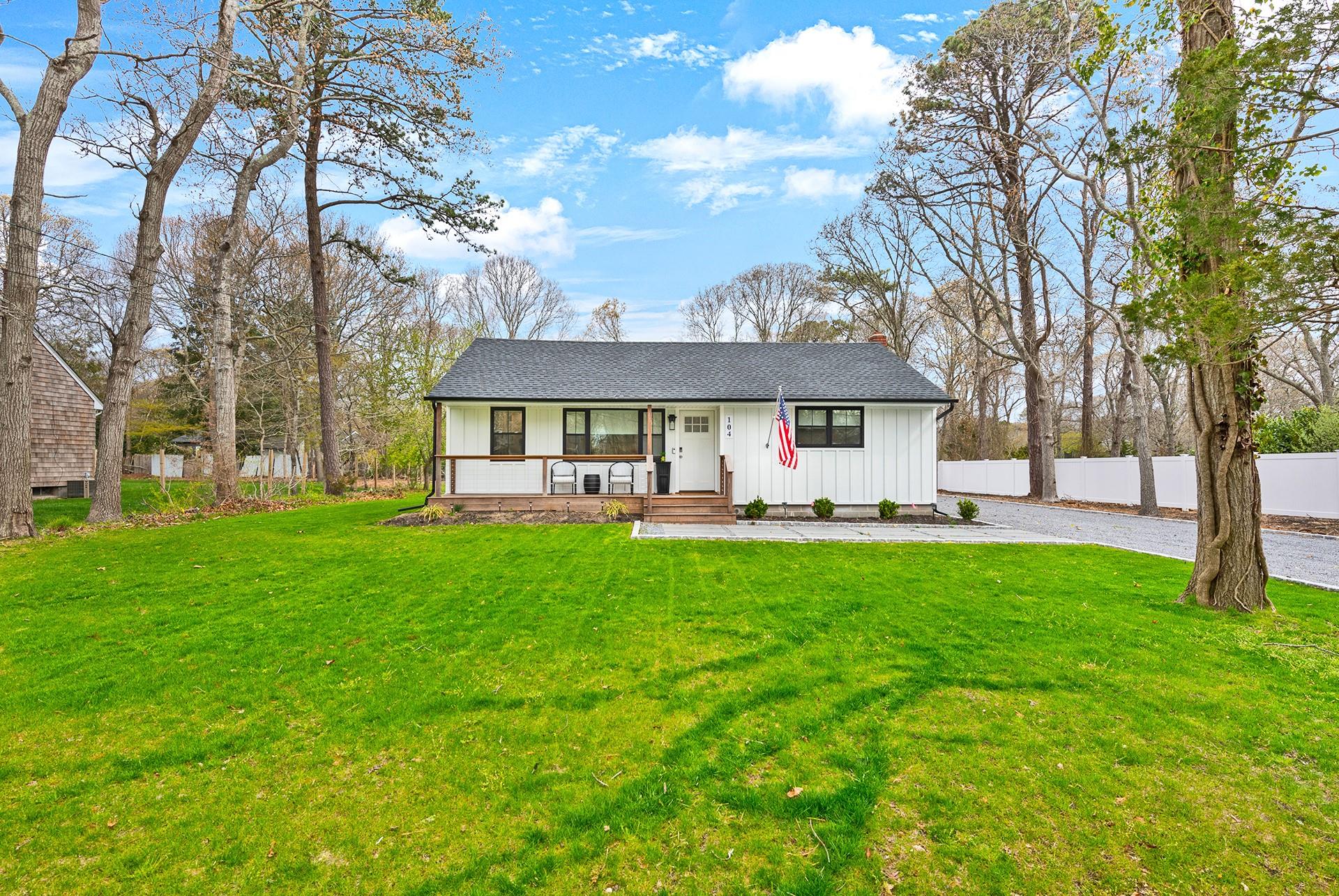 104 E Tiana Rd, Hampton Bays, NY 11946, USA property photo