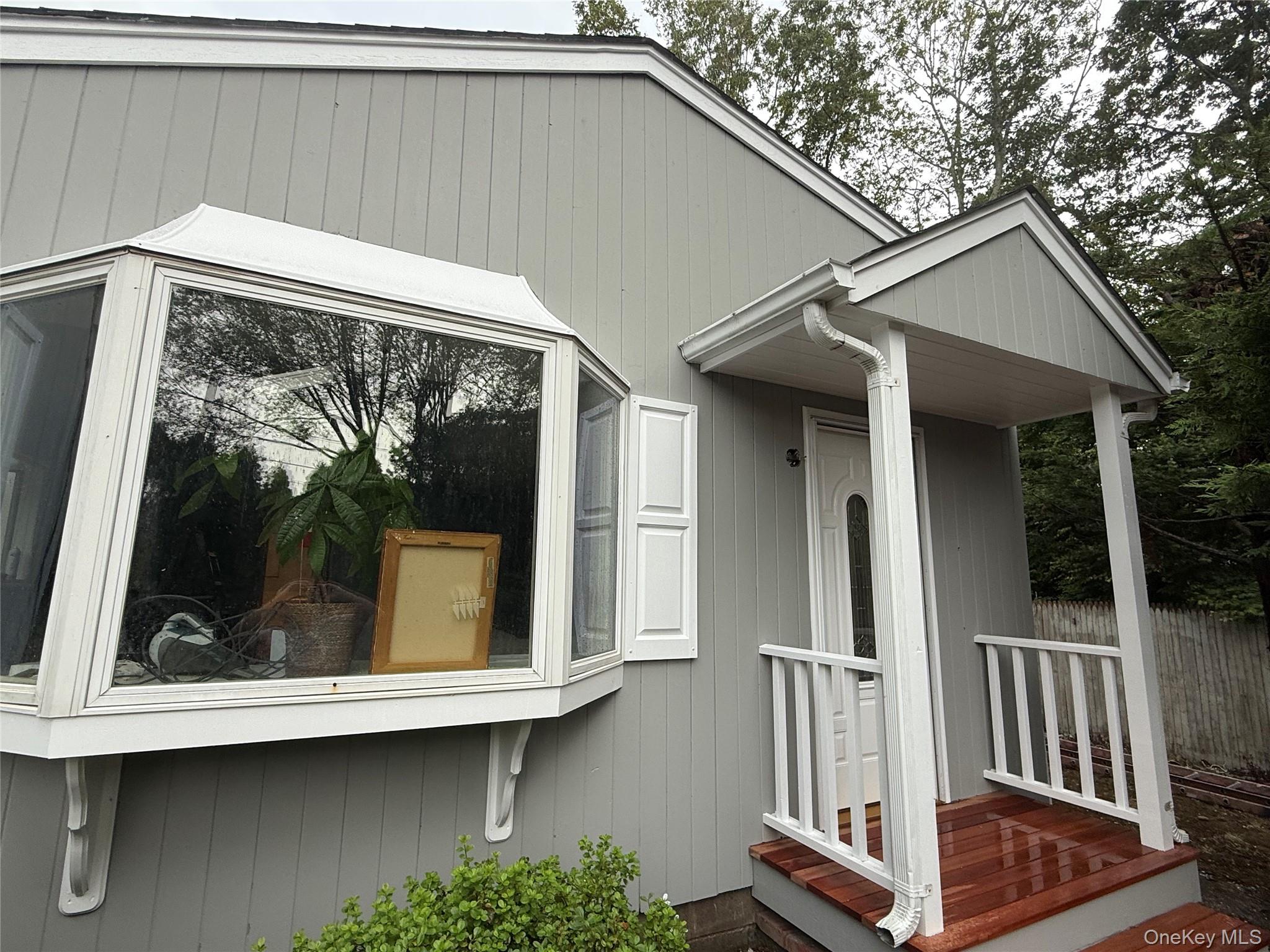 28 Apple Road Southampton, NY 11968 property photo
