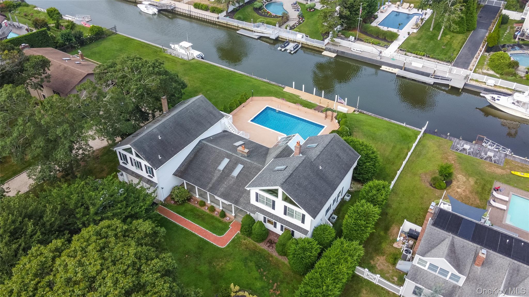 20 Oak Ln, Hampton Bays, NY 11946, USA property photo