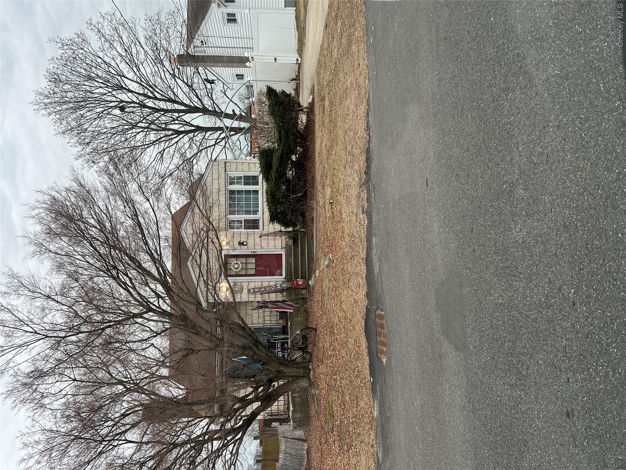 417 N Monroe Ave, Lindenhurst, NY 11757, USA property photo